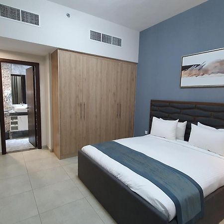 Luxe Grand Hotel Apartments Sharjah Esterno foto A bedroom in a hotel