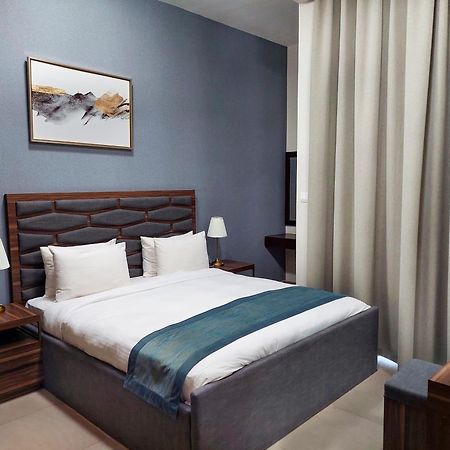 Luxe Grand Hotel Apartments Sharjah Esterno foto A bedroom in a hotel