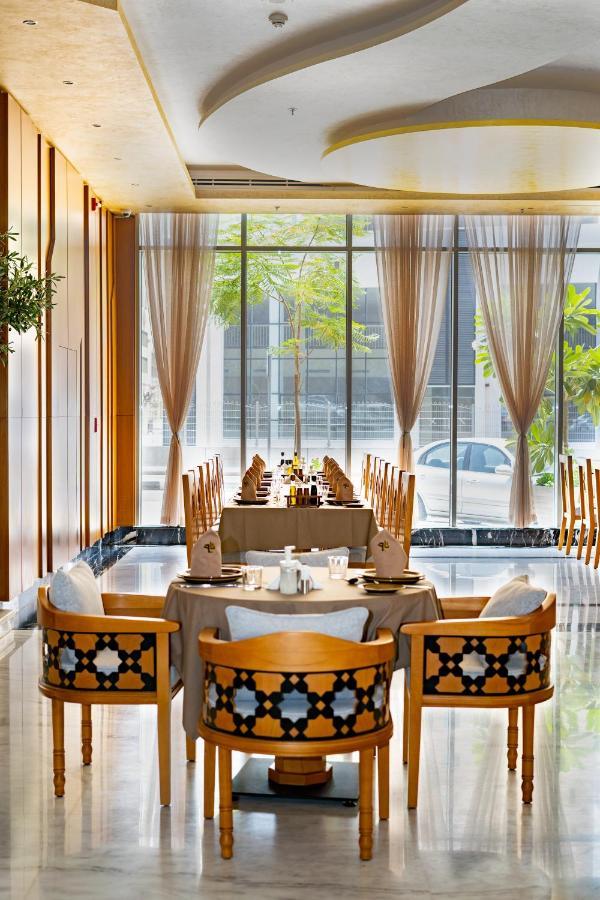 Luxe Grand Hotel Apartments Sharjah Esterno foto The restaurant