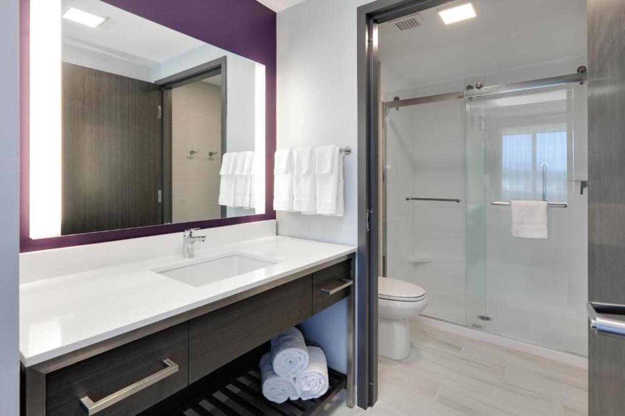 Luxe Grand Hotel Apartments Sharjah Esterno foto A bathroom in a typical hotel room