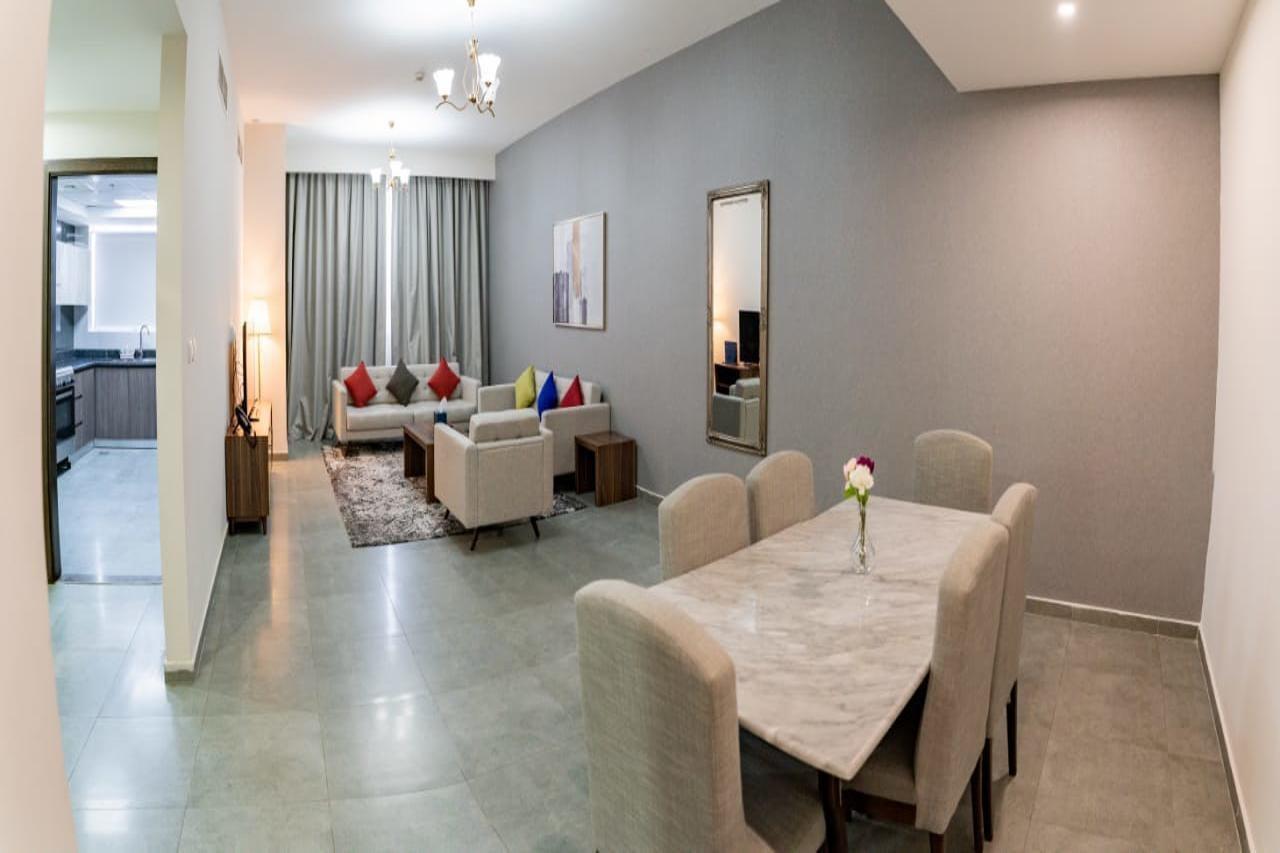Luxe Grand Hotel Apartments Sharjah Esterno foto A living room in a typical apartment