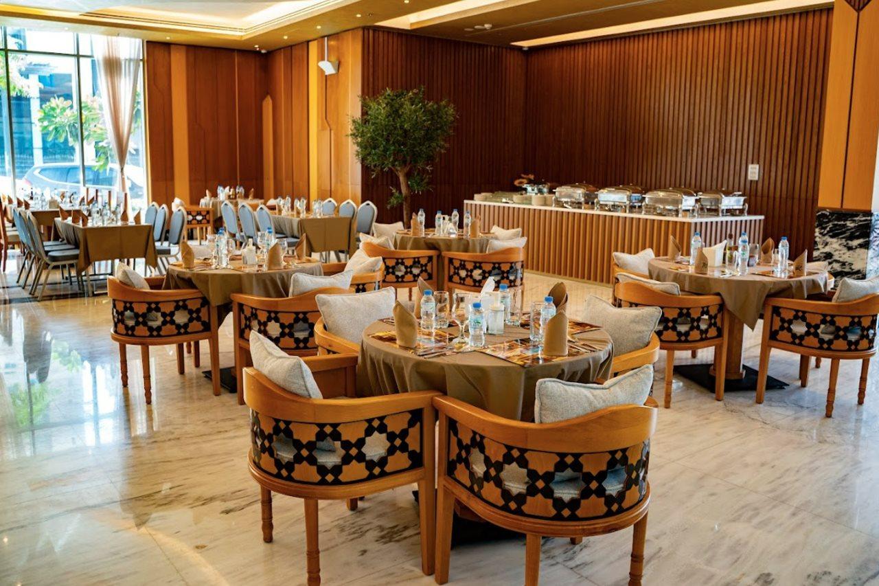 Luxe Grand Hotel Apartments Sharjah Esterno foto The restaurant at the hotel