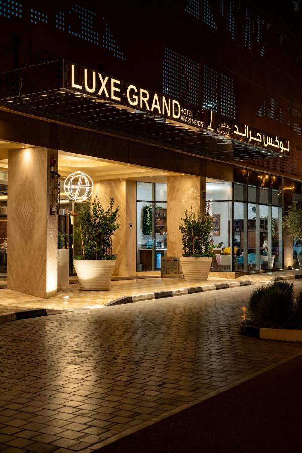 Luxe Grand Hotel Apartments Sharjah Esterno foto The hotel's entrance