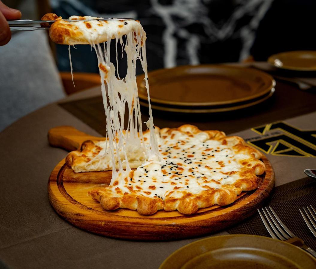 Luxe Grand Hotel Apartments Sharjah Esterno foto A cheese pizza
