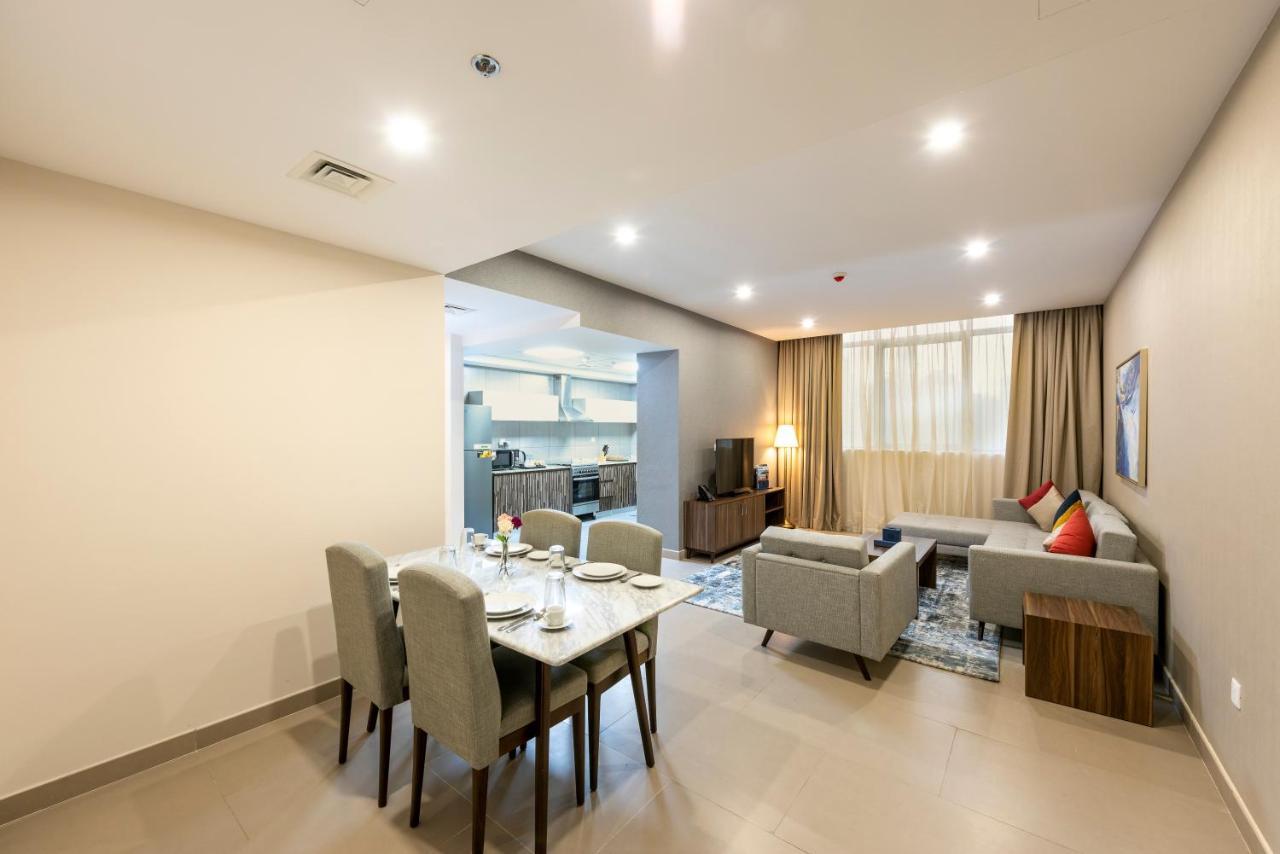 Luxe Grand Hotel Apartments Sharjah Esterno foto A living room in a typical apartment