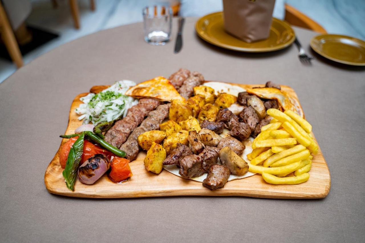 Luxe Grand Hotel Apartments Sharjah Esterno foto Mixed grill