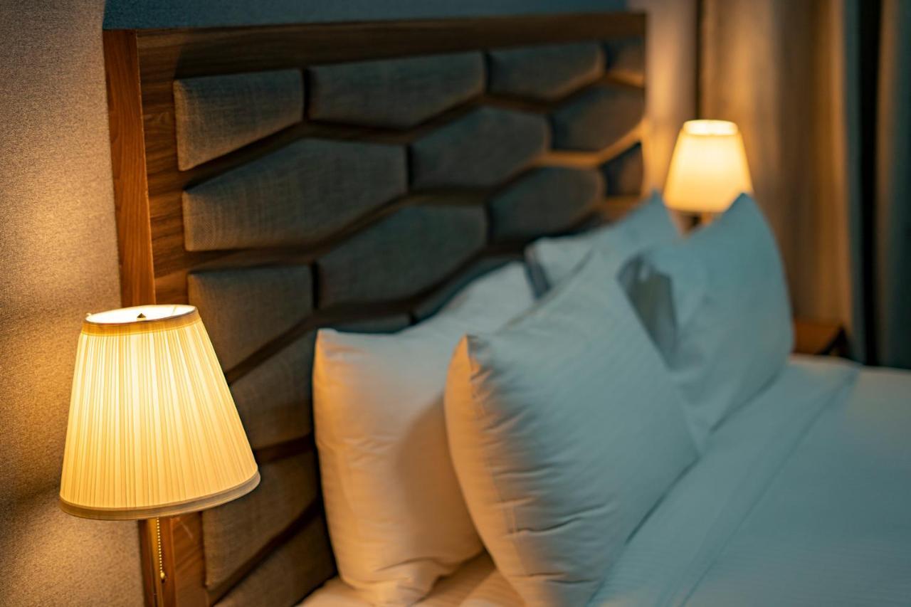 Luxe Grand Hotel Apartments Sharjah Esterno foto A lampshade