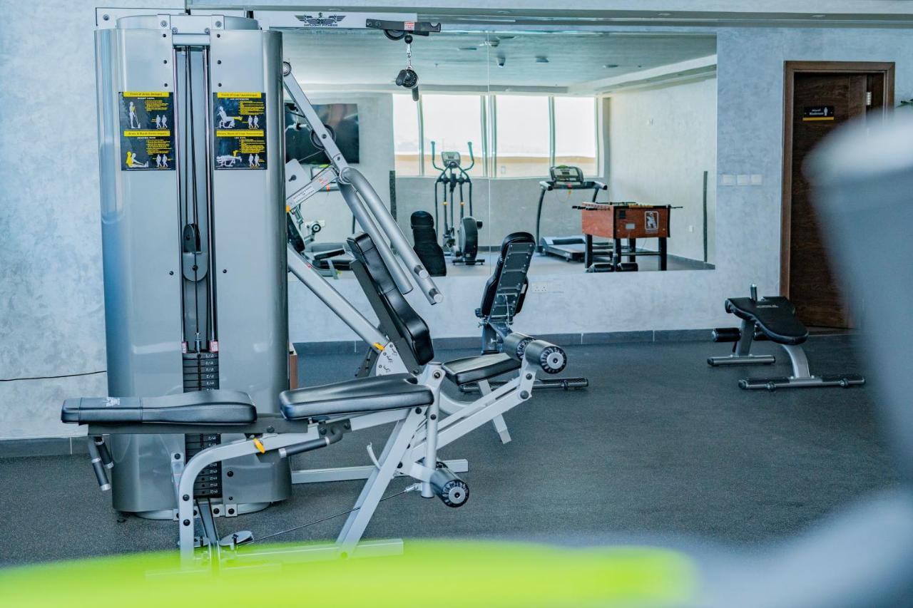 Luxe Grand Hotel Apartments Sharjah Esterno foto A gym in the hotel
