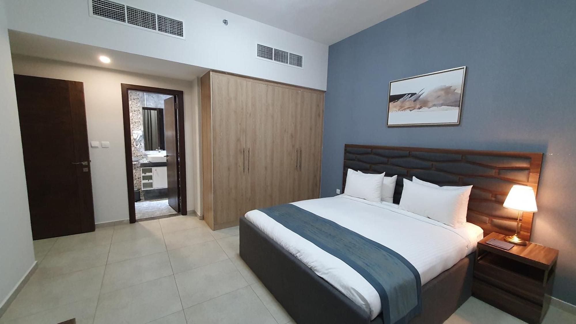Luxe Grand Hotel Apartments Sharjah Esterno foto A bedroom in a hotel